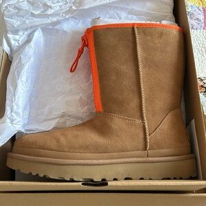 NIB UGG Classic Short Zipper Tape Logo Boot